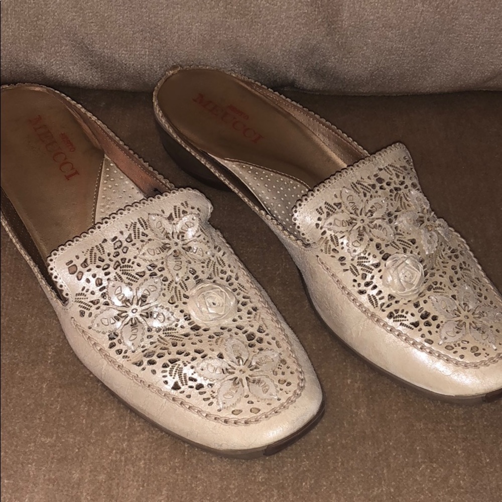 Sesto Meucci off white delicate design slip ons